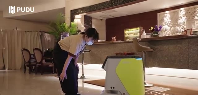 CC1 làm sạch sảnh khách sạn